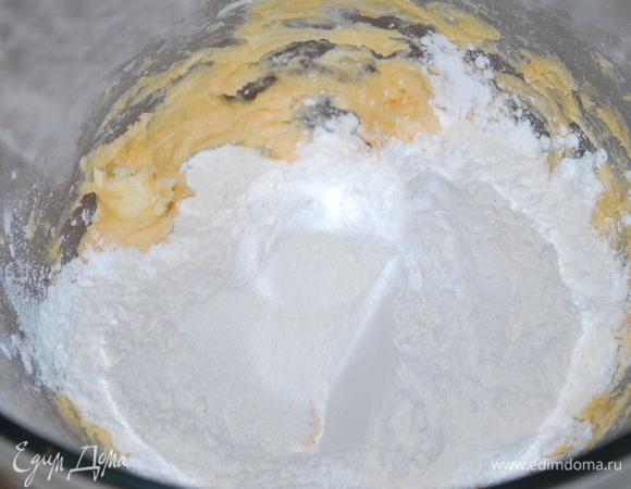 Добавьте муку, крахмал и щепотку соли, ванильный сахар. Все хорошо перемешайте миксером.