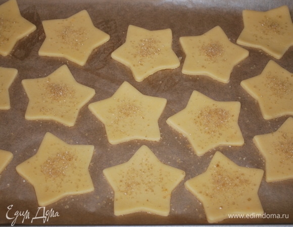 Печенье выложите на противень, выстеленный пекарской бумагой, посыпьте печенье коричневым сахаром. Выпекайте в разогретой духовке при 170°C 9–10 минут.
