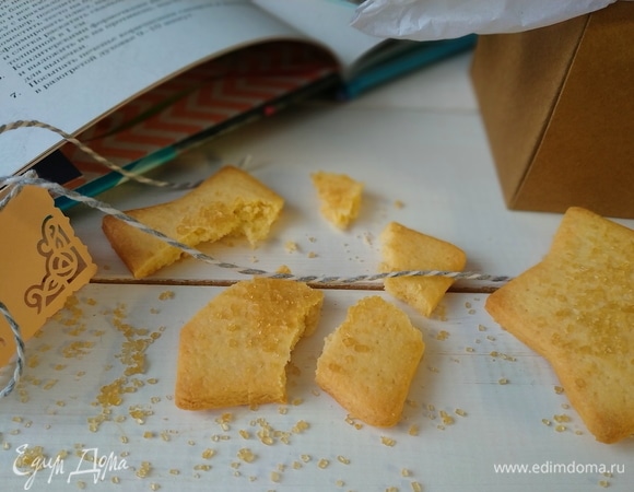 Очень вкусное печенье готово. В книге говорится, что это печенье хорошо подавать с ванильным мороженым или взбитыми сливками, мы его съели сразу, запивая чаем. Приятного аппетита.
