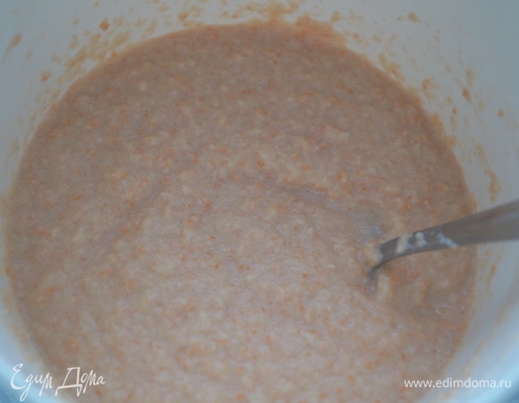 Овощи очистить, нарезать и измельчить в блендере или мясорубке. Добавить яйцо, соль, муку и замесить тесто без комочков, которое медленно стекает с ложки.