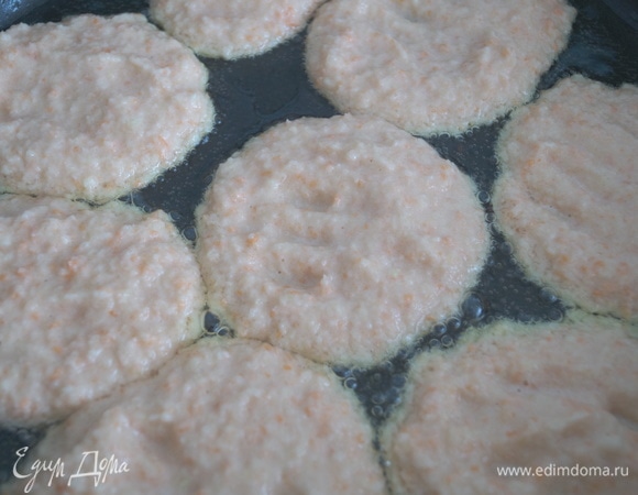 Перед тем как жарить оладьи, попробуйте пожарить сначала одну штуку, если она хорошо переворачивается, не рвется, можете смело жарить остальные. А если оладушек плохо переворачивается, рвется, добавьте еще муки (ложки 2–3).