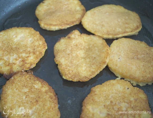 Жарьте на среднем огне до румяной корочки.