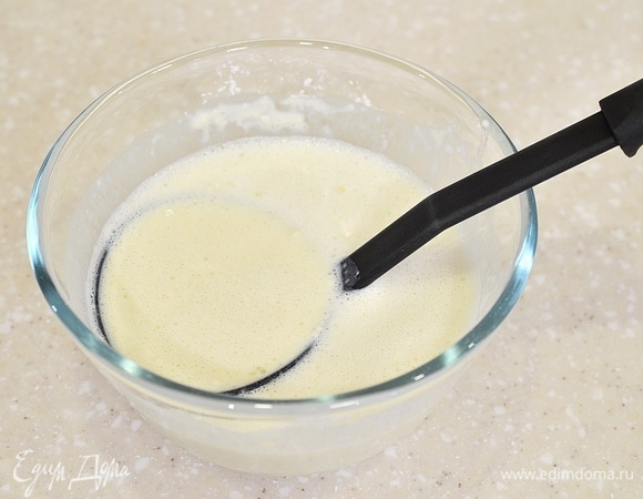 Смешайте все ингредиенты для блинов (масло растопите).