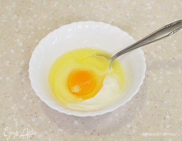 Для начинки взбейте яйца со сметаной, солью и сахаром.
