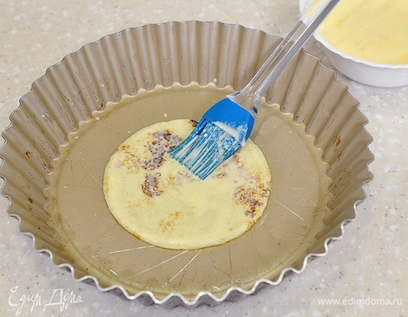 Жарьте блины на сковороде, складывайте в жаропрочную форму друг на друга, смазывая каждый блин яично-сметанной массой.