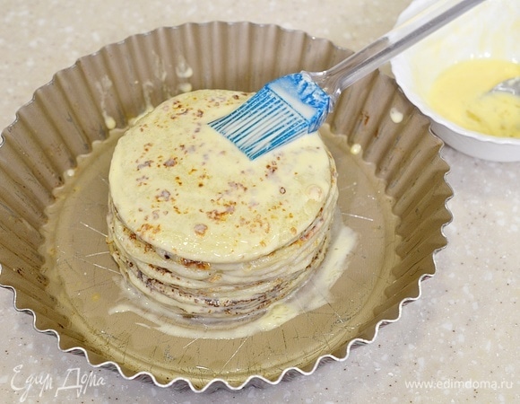 Верхний блин также смажьте яично-сметанной массой.