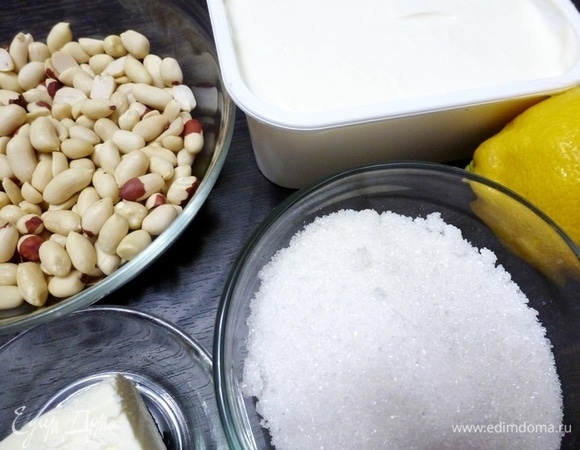 Подготовить продукты. Жирность сметаны не особо принципиальна, но уточню, что у меня 20% жирности.