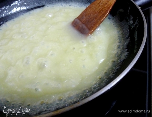Кипятить на среднем огне. Масса будет пузыриться, булькать и пыхтеть. Помешивайте ее. Готовить минут 15–20 на умеренном огне. Масса должна стать густой, приобрести кремовый цвет. Хочу предупредить, что если массу не доварить, то она может не затвердеть. Нет, она, конечно, не будет жидкой, но будет мягковатой и эластичной, как помадка. В принципе, это тоже неплохо и вкусно, просто имейте это в виду. Когда я готовила щербет в первый раз, у меня именно так и получилось.
