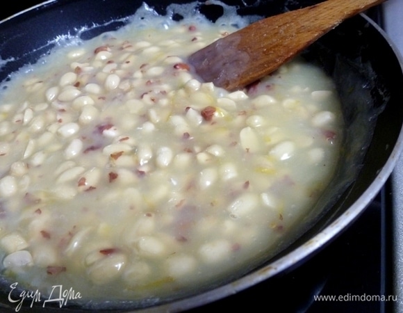 Арахис подсушить в духовке или в микроволновке. Надо счистить шкурку с орешков, при желании их можно мелко нарубить. Я решила оставить арахис целым. Вместе с арахисом добавить цедру и сок лимона.