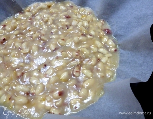 Бумагу для выпечки смазать сливочным маслом и выложить на нее орехово-сметанную массу ровным слоем.