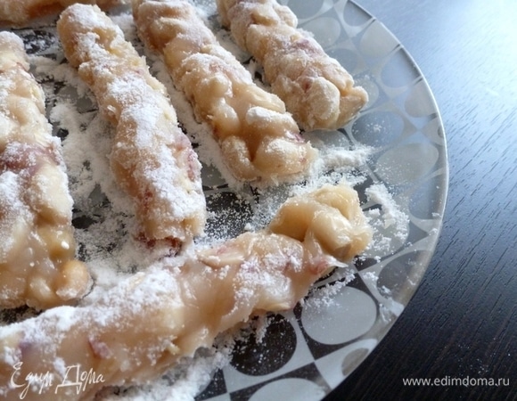 Когда ореховая масса остынет (я оставила в холодильнике на ночь), нарезать ее брусочками и обвалять в сахарной пудре.