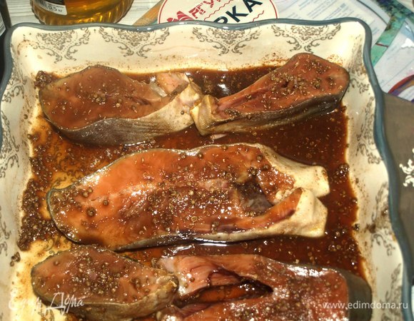 В форме, в которой будем запекать рыбу, смешать соленый соевый соус, жидкий мед, лимонный сок, измельченный кориандр, красный молотый острый перец (1 щепотку). Окунаем в маринад рыбу и оставляем на 15 минут.