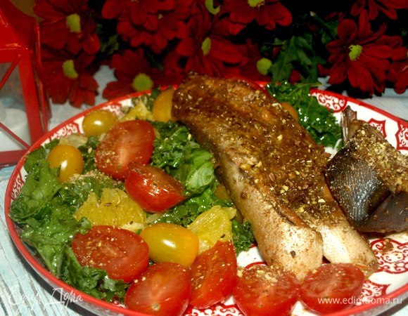 Перед подачей посыпать фисташками. Подавать с салатом и свежими овощами. К такой рыбе идеально подойдет апельсин.