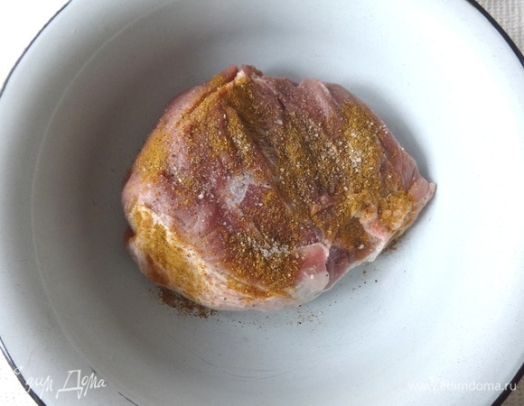 Мясо вымыть, обсушить бумажным полотенцем. Натереть со всех сторон приправой, солью, перцем. Положить в чашку, накрыть крышкой и поставить в холодильник для маринования на 2–3 часа.