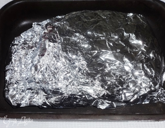 Плотно завернуть мясо в фольгу. Поставить в духовку, разогретую до 180°C, сначала на 1,5 часа. Затем достать мясо из духовки, аккуратно развернуть, полить образовавшимся соком. Поставить обратно в духовку еще на 30–40 минут, периодически доставая и поливая соком.