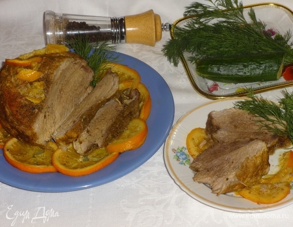 Готовую свинину выложить на блюдо, вокруг разложить кружки апельсинов. Разрезать мясо на порции и подать к столу. Украсить любой зеленью по вкусу. Угощайтесь! Приятного аппетита!