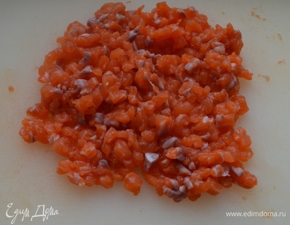 Разделать рыбу на филе, нарезать на мелкие кусочки.