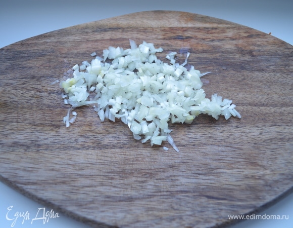 Нарезать лук мелко. Соединить с рыбой.
