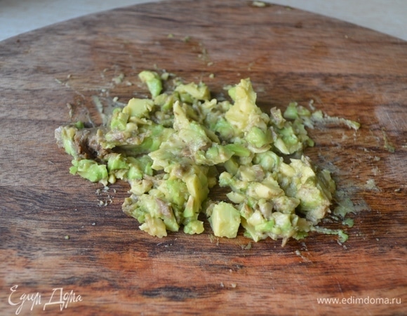 Измельчить авокадо, добавить к рыбе и луку.