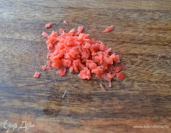 Измельчить имбирь, добавить в основную массу, посолить и оставить на 10 минут. Тем временем моем и сушим руколу. Моем и режем огурец и лайм.