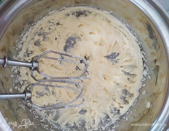 Взбить размягченное масло с сахаром миксером.