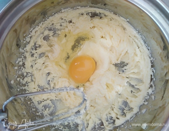 Добавить яйца по одному, взбивая миксером.