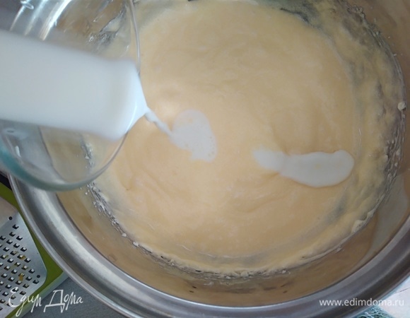 Влить молоко.