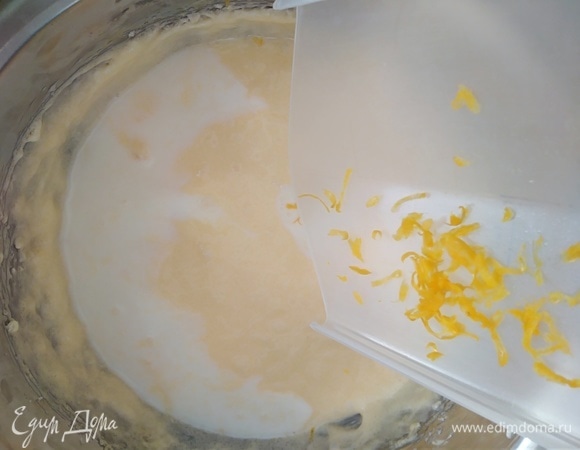 С половинки лимона снять цедру и добавить в тесто. Юлия рекомендует цедру как замену апельсиновому экстракту.