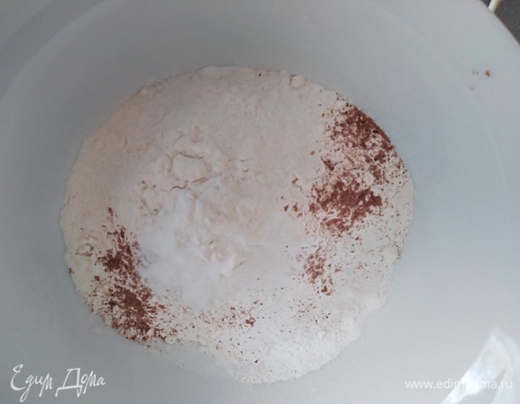 Смешать муку, разрыхлитель и специи.