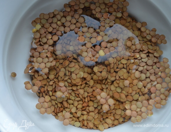 Поместить промытую чечевицу в кастрюлю с подсоленной водой в соотношении 1:2, довести до кипения и варить 15–20 минут на слабом огне.