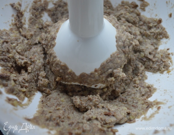 Дать немного остыть и добавить оливковое масло (примерно 1 ч. л.), взбить погружным блендером. Возможно, понадобится немного воды (использовать только кипяченую). Я использовала 100 г вареной чечевицы и 1 ст. л. воды.