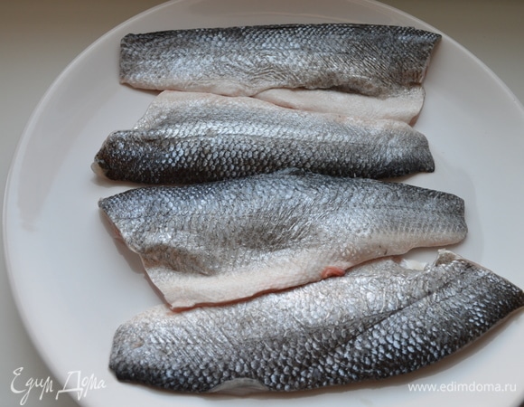 Сибас вымыть, почистить, потрошить, разделать на филе.