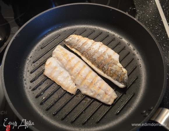 Хорошо разогреть сковороду-гриль, смазать оливковым маслом и обжарить филе с обоих сторон примерно по 1 минуте. Морскую рыбу во время приготовления я солю редко, но всегда использую сок лимона или лайма уже на готовом блюде.