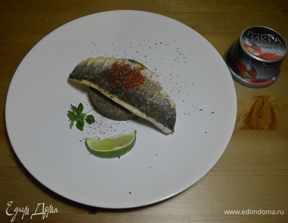 На теплую тарелку выложить пюре из чечевицы с помощью кольца, затем — рыбу, икру ТМ «Восточный берег» и свежемолотый перец. Не забыть сбрызнуть лаймом перед едой. Приятного аппетита.