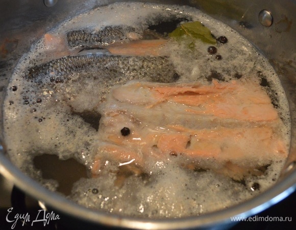 Сварить бульон из рыбы. У меня 2 хвоста лосося. Соль по вкусу, перец душистый, перец горошком, лавровый лист. После закипания варить 20–30 минут. Бульон я процедила через сито.