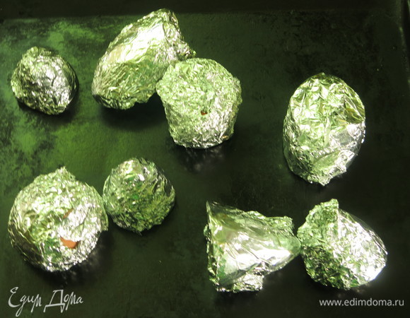 Батат запекаем 1 час при 180–200°C. Кусочки батата заворачиваем в фольгу.