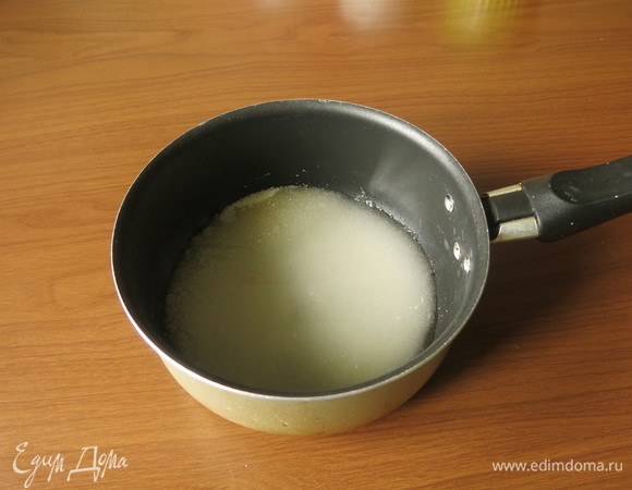 Готовим карамель: соединяем сахар и воду.