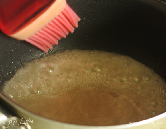 Ставим сахар на огонь, помешиваем, даем закипеть, прекращаем помешивать (только наклонять сотейник и смазывать бортики мокрой кисточкой), держим на огне 5 минут до темного цвета.