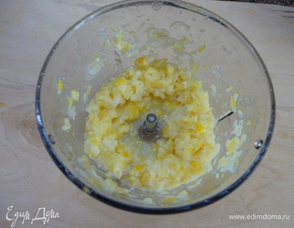 Лимон нарезать на кусочки, удалить косточки и измельчить.