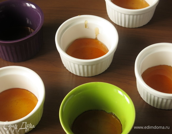 Разлить карамель по формам.