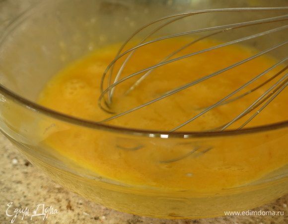 Соединить яйцо и желтки. Взбить.