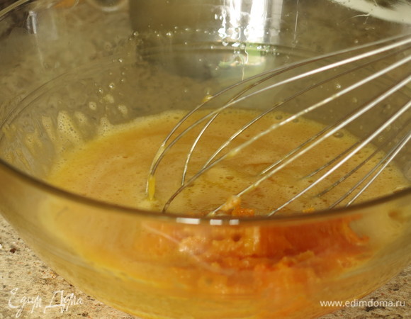 К яйцам добавляем батат порциями.