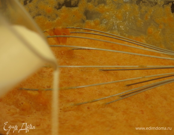 Влить сливки.