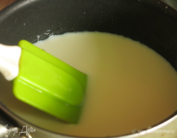 В сотейнике, в котором варилась карамель, разогреть молоко.