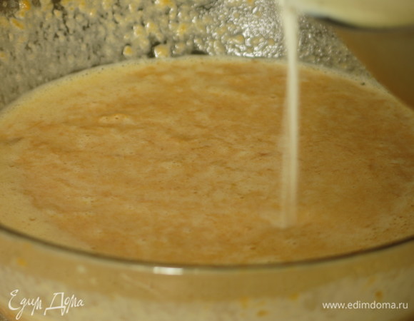 Тонкой струйкой влить молоко, кленовый сироп или другой подсластитель. Всыпать ванильный сахар (корицу).