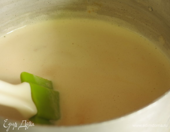 Поставить массу на огонь, прогреть 1 минуту, помешивая.