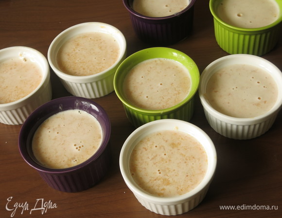 Разлить флан по формам.