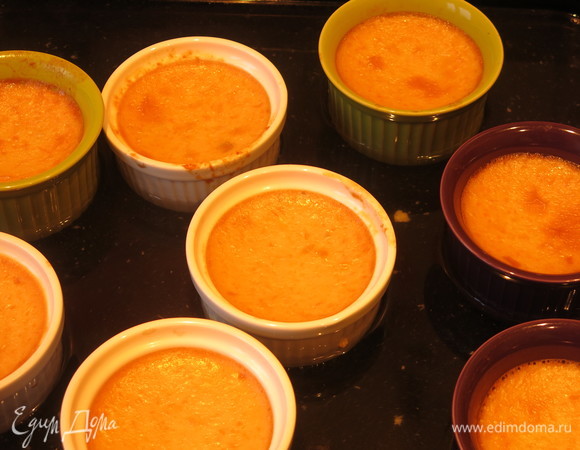 Флан сразу же не доставать из духовки, дать остыть 30 минут, вынуть формы, дать остыть и поставить на ночь в холодильник.