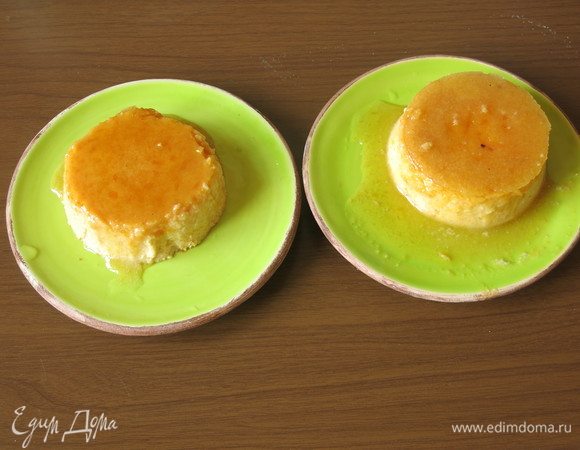 Флан подают холодным, для освобождения от формы провести ножом вдоль бортика, опустить форму на 10 секунд в горячую воду, перевернуть на тарелку.