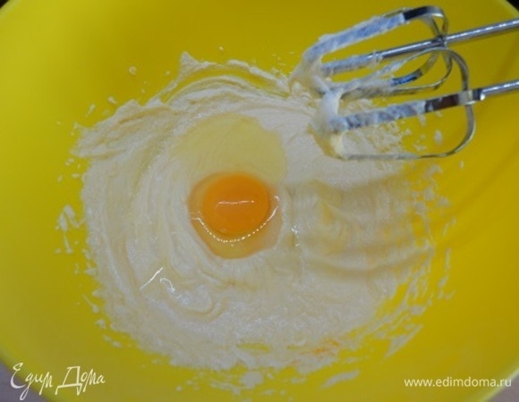 Мягкое сливочное масло взбивать с сахаром 5–7 минут до пышной белой массы. Добавить по одному яйца, продолжая взбивать.